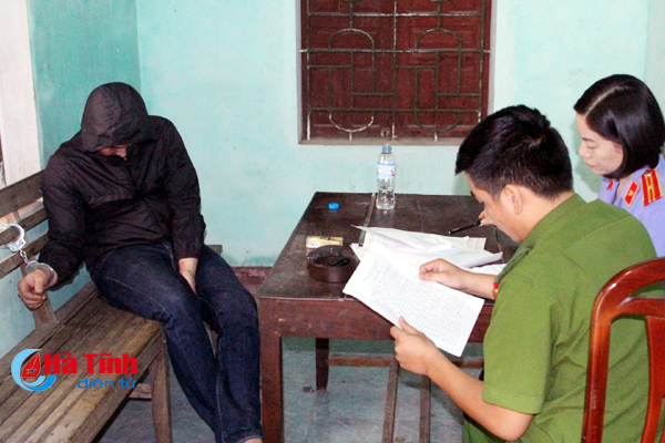 Hà Tĩnh: 8 đối tượng phê ‘ma túy lạ’ trong quán karaoke ảnh 1
